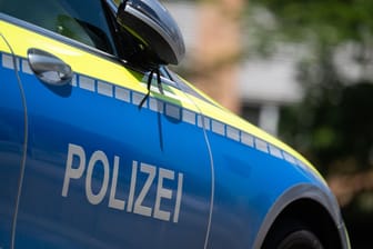 Einsatzwagen der Polizei (Archivbild): Ein Fall von Jugendgewalt in Markdorf wurde der Polizei bisher verschwiegen. Jetzt liegen Anzeigen vor.