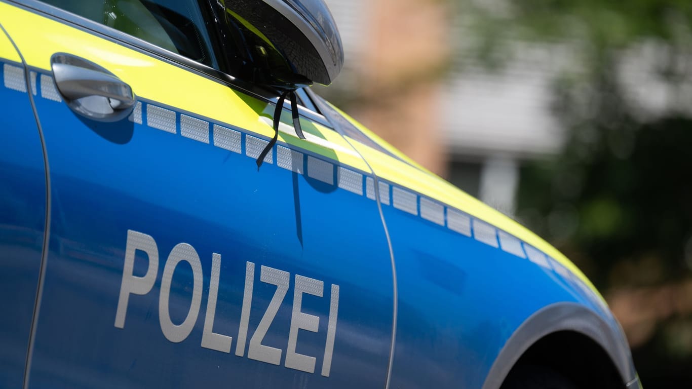 Einsatzwagen der Polizei (Archivbild): Ein Fall von Jugendgewalt in Markdorf wurde der Polizei bisher verschwiegen. Jetzt liegen Anzeigen vor.