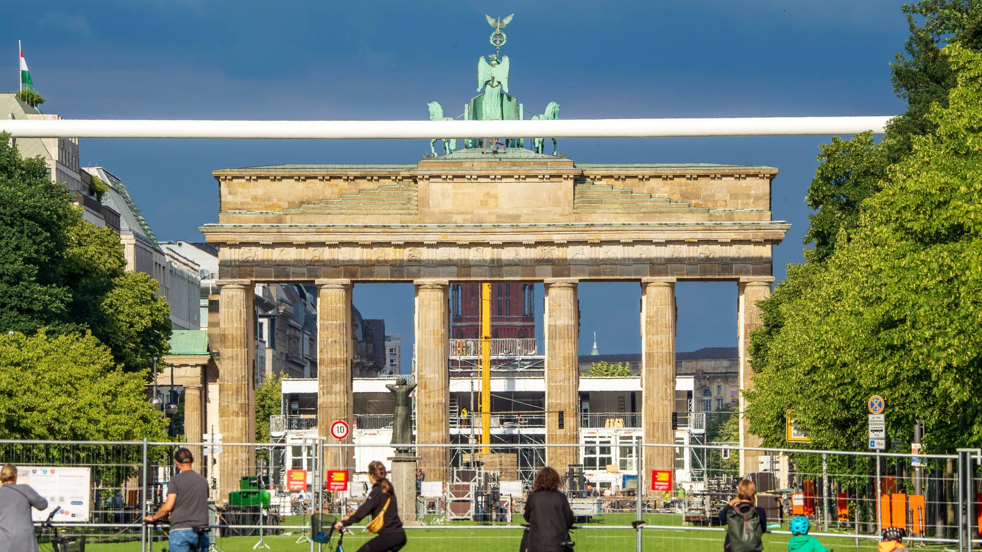 EM-Vorbereitungen rund ums Brandenburger Tor: Die öffentlichen Verkehrsmittel haben ihre Fahrpläne für die Meisterschaft angepasst.