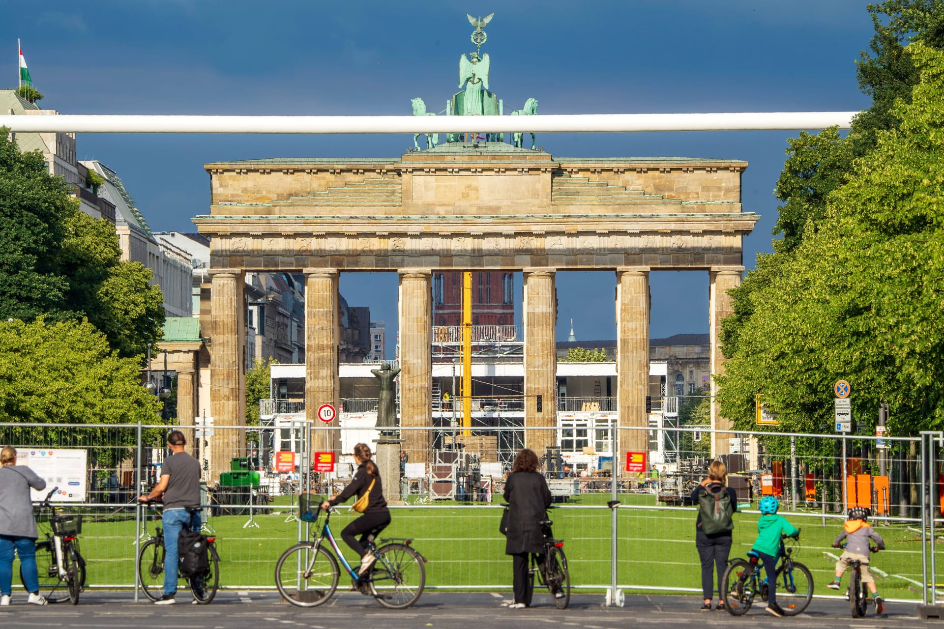 EM-Vorbereitungen rund ums Brandenburger Tor: Die öffentlichen Verkehrsmittel haben ihre Fahrpläne für die Meisterschaft angepasst.