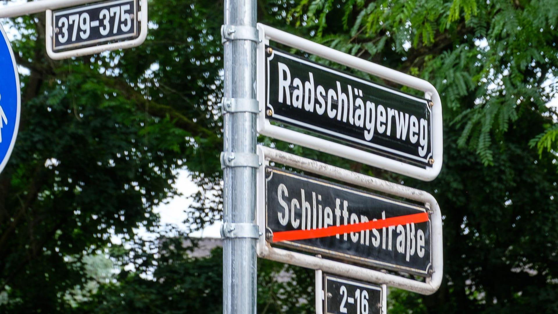 Das neue Schild "Radschlägerweg". Das alte Schild wird noch entfernt.