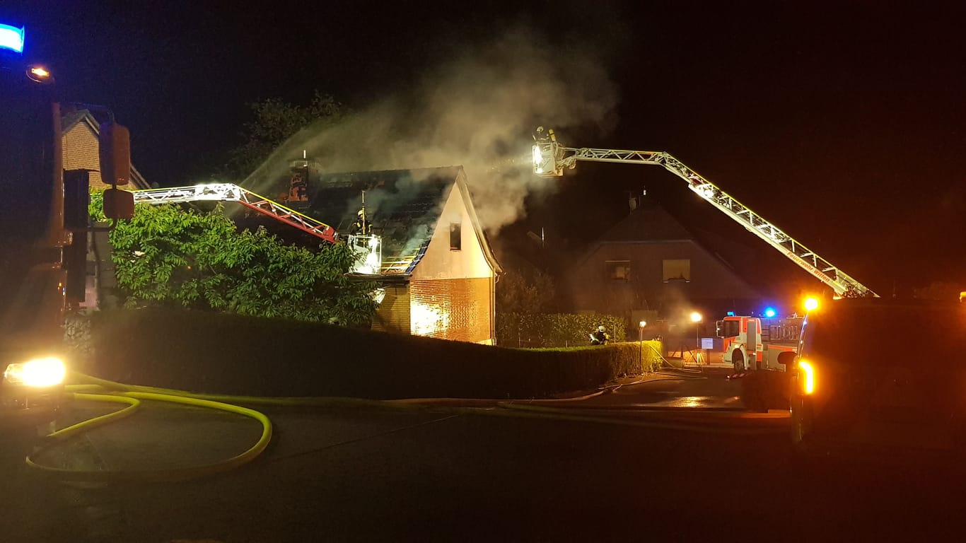 Die Flammen schlugen aus den Fenstern des Gebäudes: Mit Drehleitern gingen die Einsatzkräfte gegen den Brand in Witten vor.