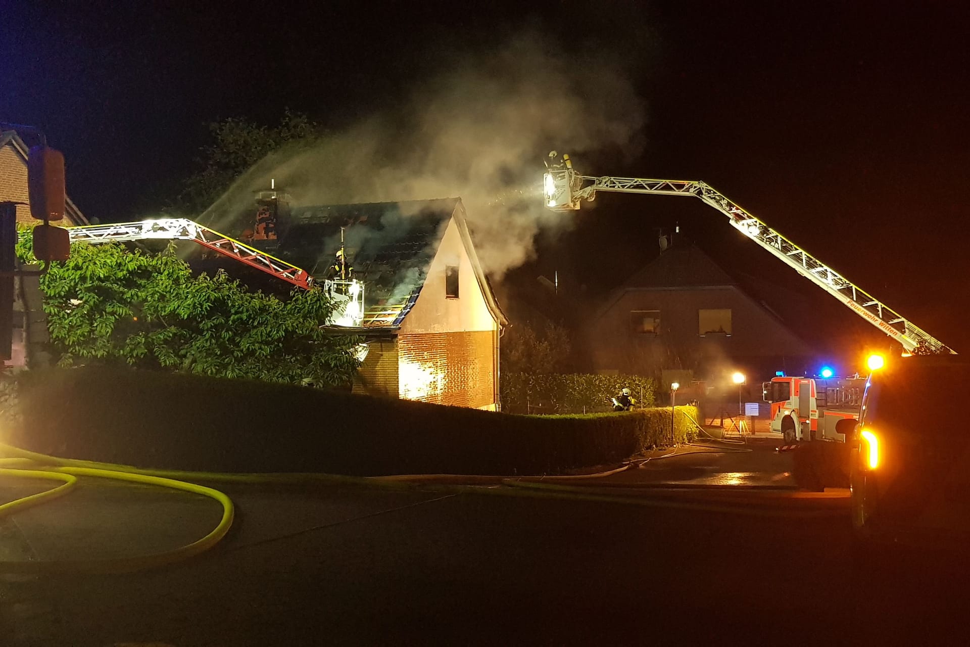 Die Flammen schlugen aus den Fenstern des Gebäudes: Mit Drehleitern gingen die Einsatzkräfte gegen den Brand in Witten vor.