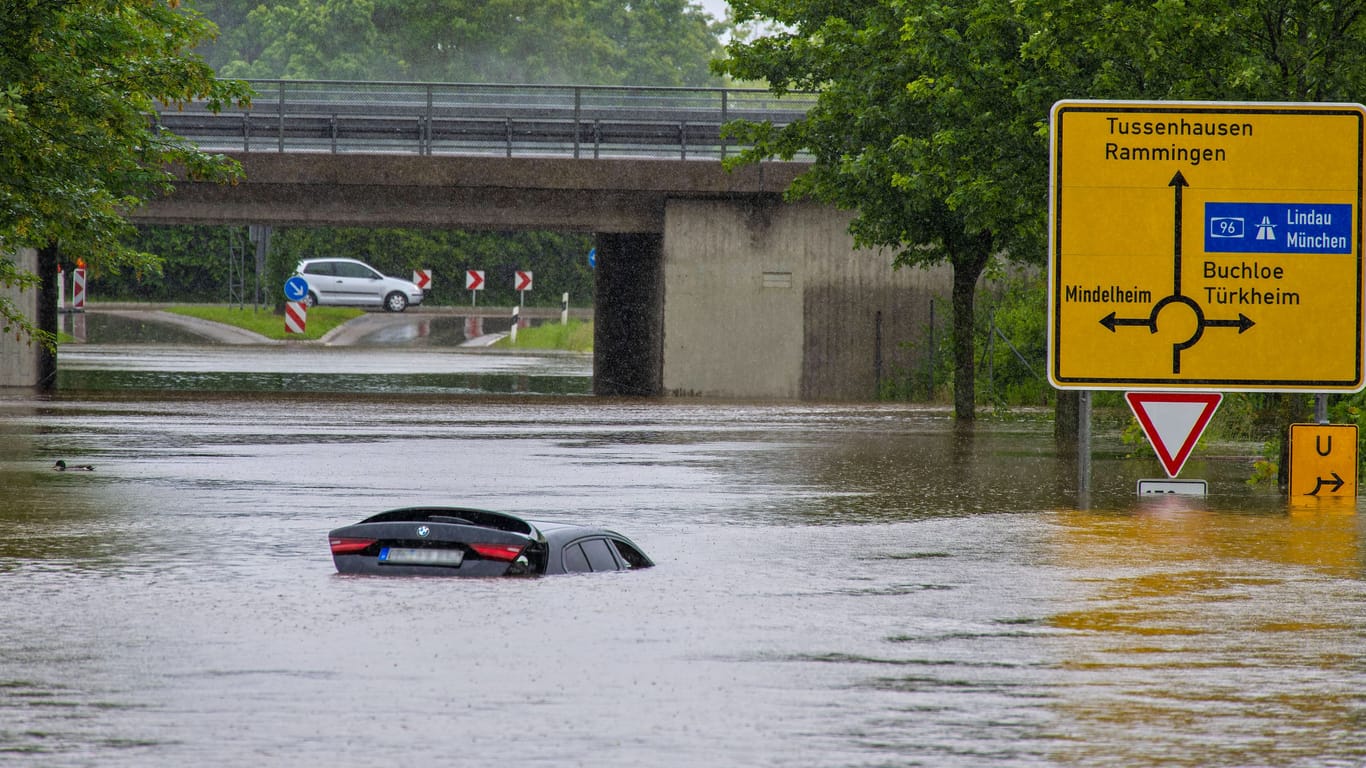 Überschwemmungen im Unterallgäu (Bayern) an einer Unterführung der A96.