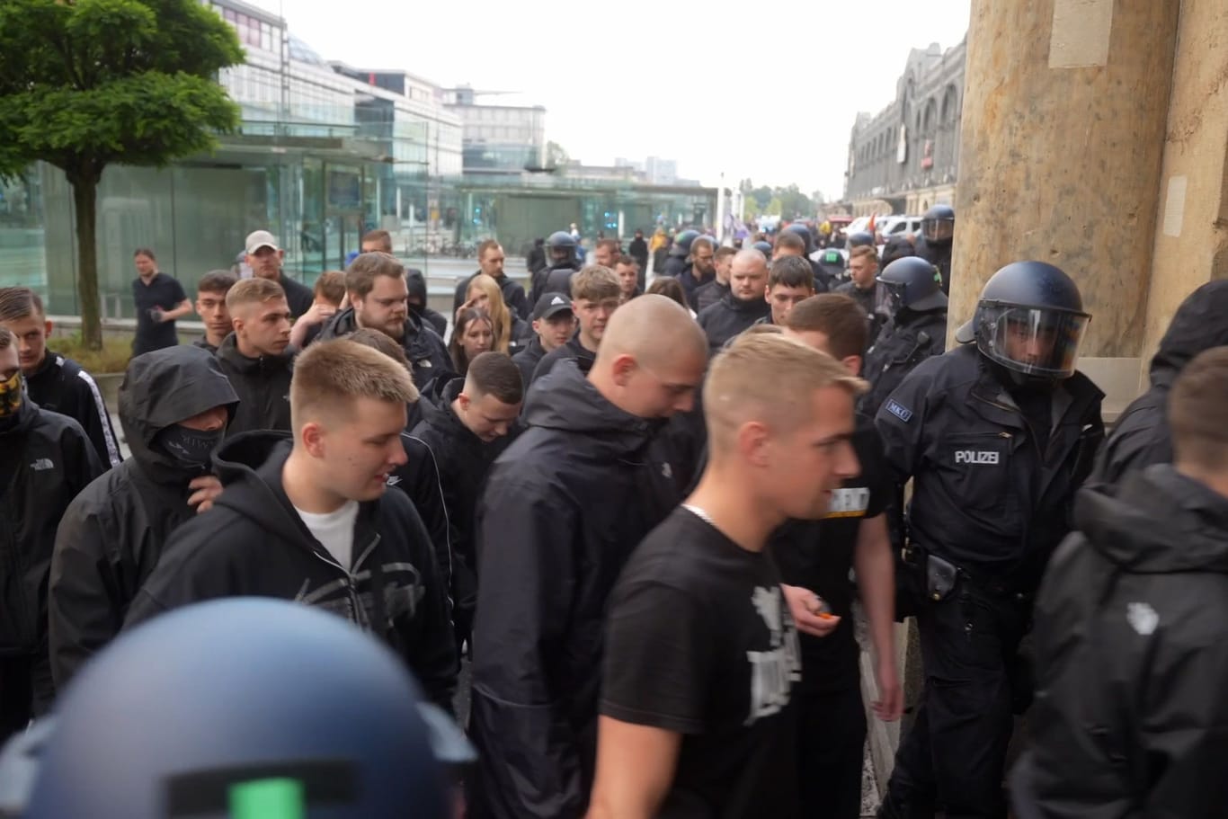 Rund 90 Personen waren dem Aufruf der rechtsextremen "Elblandrevolte" gefolgt: Die Versammelten erhielten von der Polizei eine Gefährderansprache.