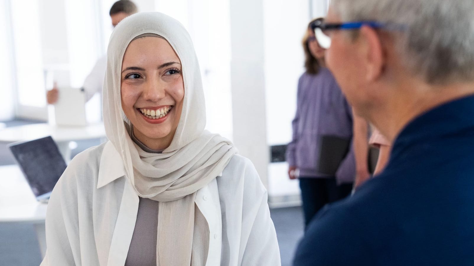 Vildan Kocabas aus Dortmund spricht mit Apple-Chef Tim Cook im kalifornischen Cupertino.