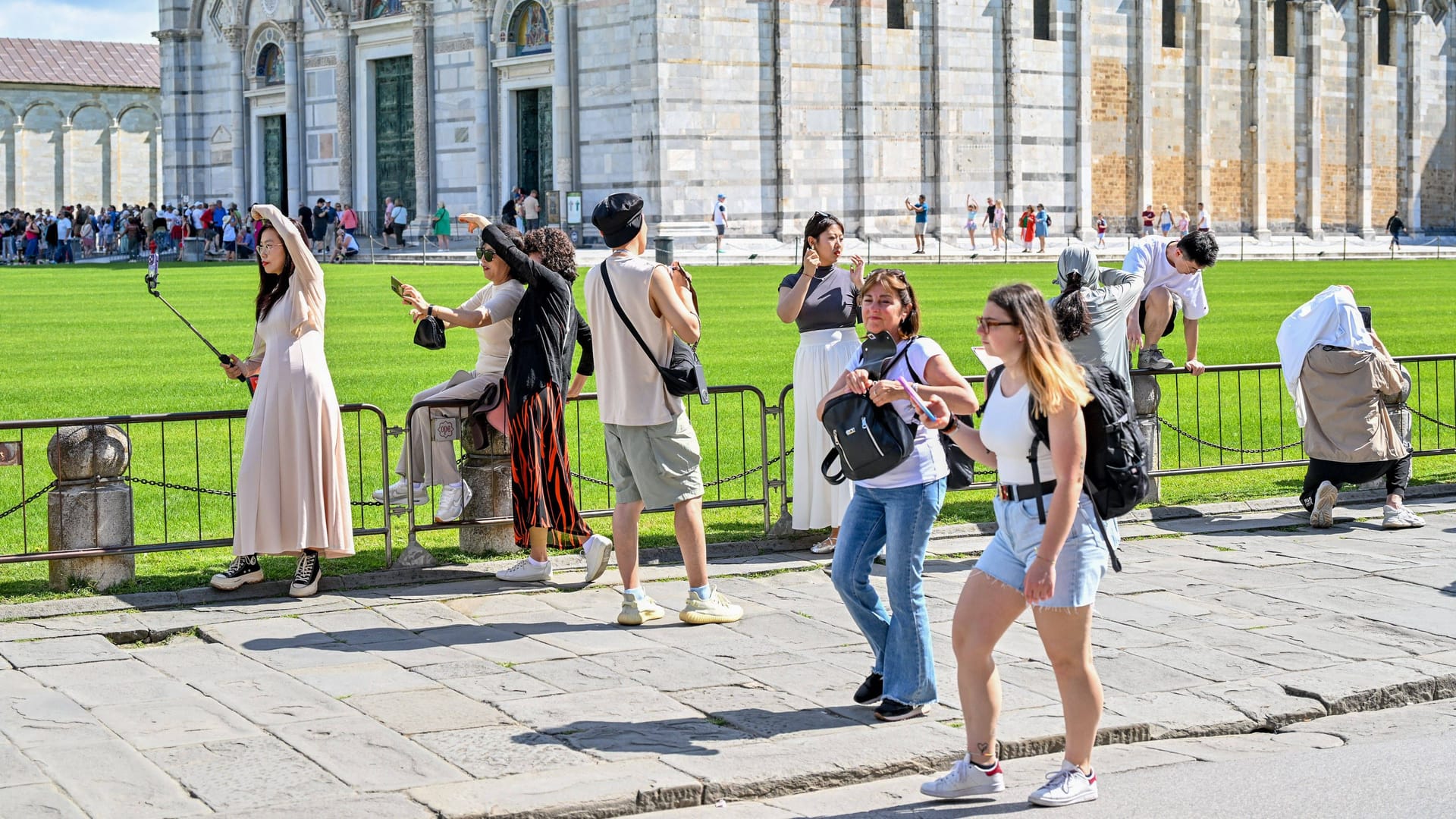 Pisa: In vielen christlichen Einrichtungen sollten die nackten Schultern und Knie bedeckt werden.