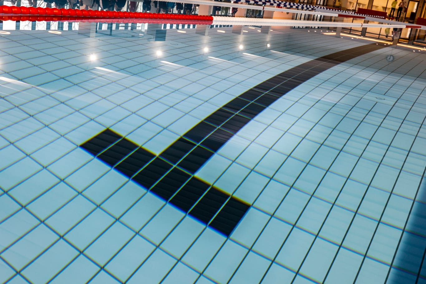 Schwimmbad (Symbolfoto): Bremen bleibt bis 2026 um ein Bad reicher.