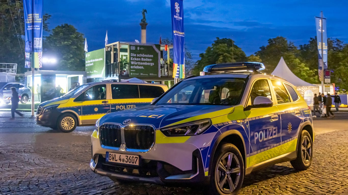 Ein Polizeifahrzeug beim Public Viewing in Stuttgart (Archivbild): Am Mittwochabend gab es nach einem Angriff Verletzte.