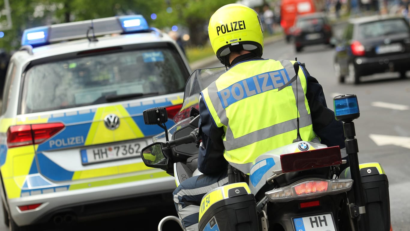 Ein Polizist sitzt auf einem Motorrad, vor ihm fährt ein Einsatzwagen (Symbolbild): Nach langen Ermittlungen wurden vier Jugendliche verhaftet.