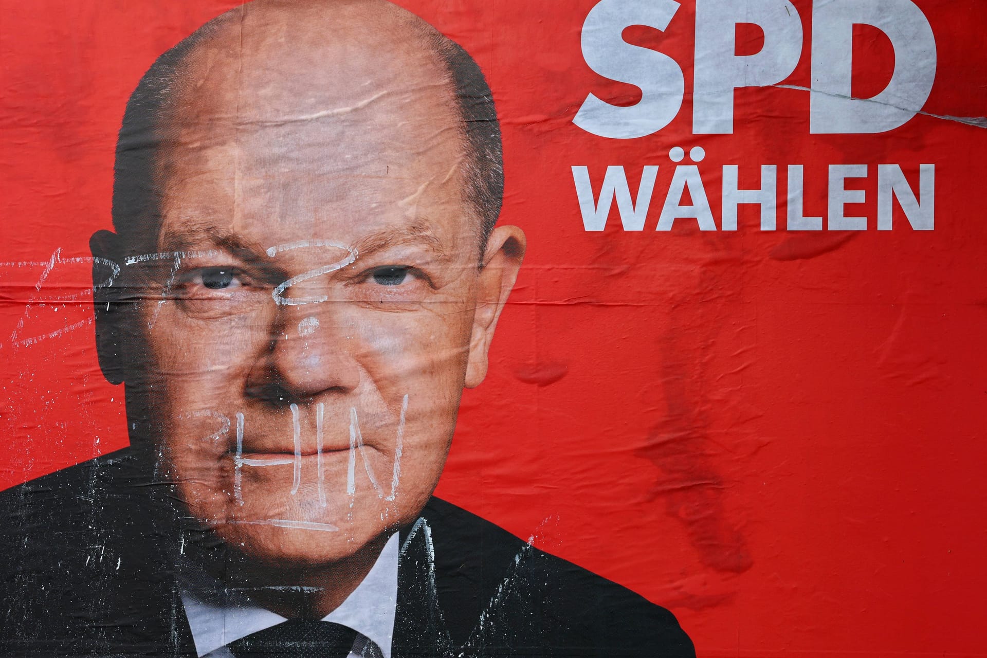 Wahlplakate mit Olaf Scholz: Aus seiner Partei kommt Kritik am Kanzler.