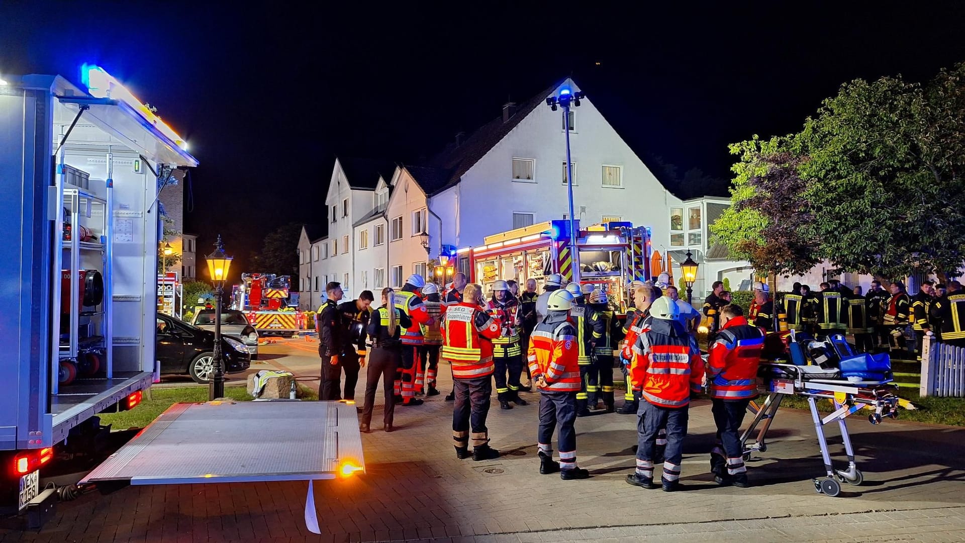 Einsatzkräfte aus der ganzen Region kamen zu dem Pflegeheim bei Oyten: Zwei Frauen kamen bei dem Brand ums Leben.