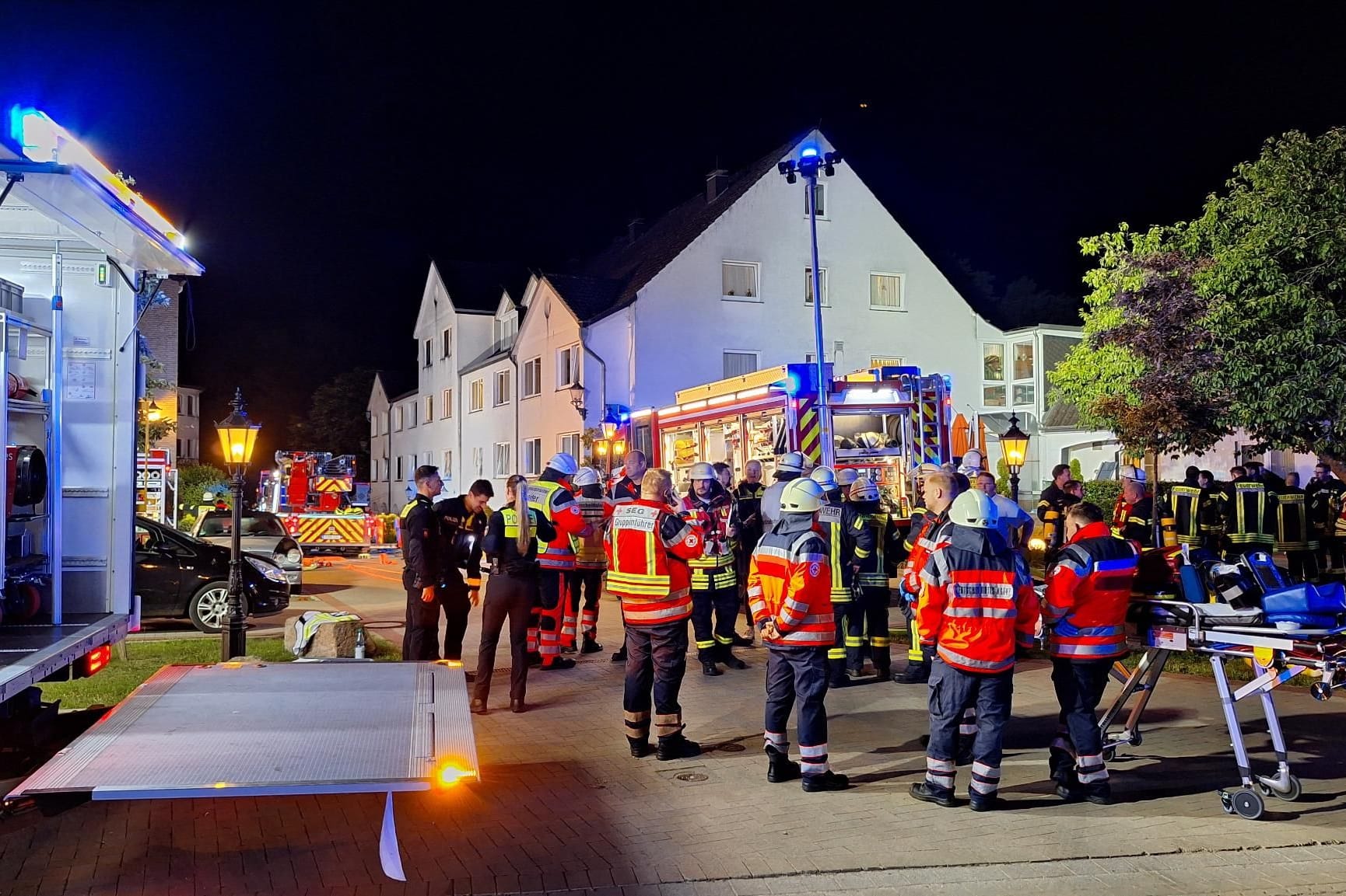 Einsatzkräfte aus der ganzen Region kamen zu dem Pflegeheim bei Oyten: Zwei Frauen kamen bei dem Brand ums Leben.