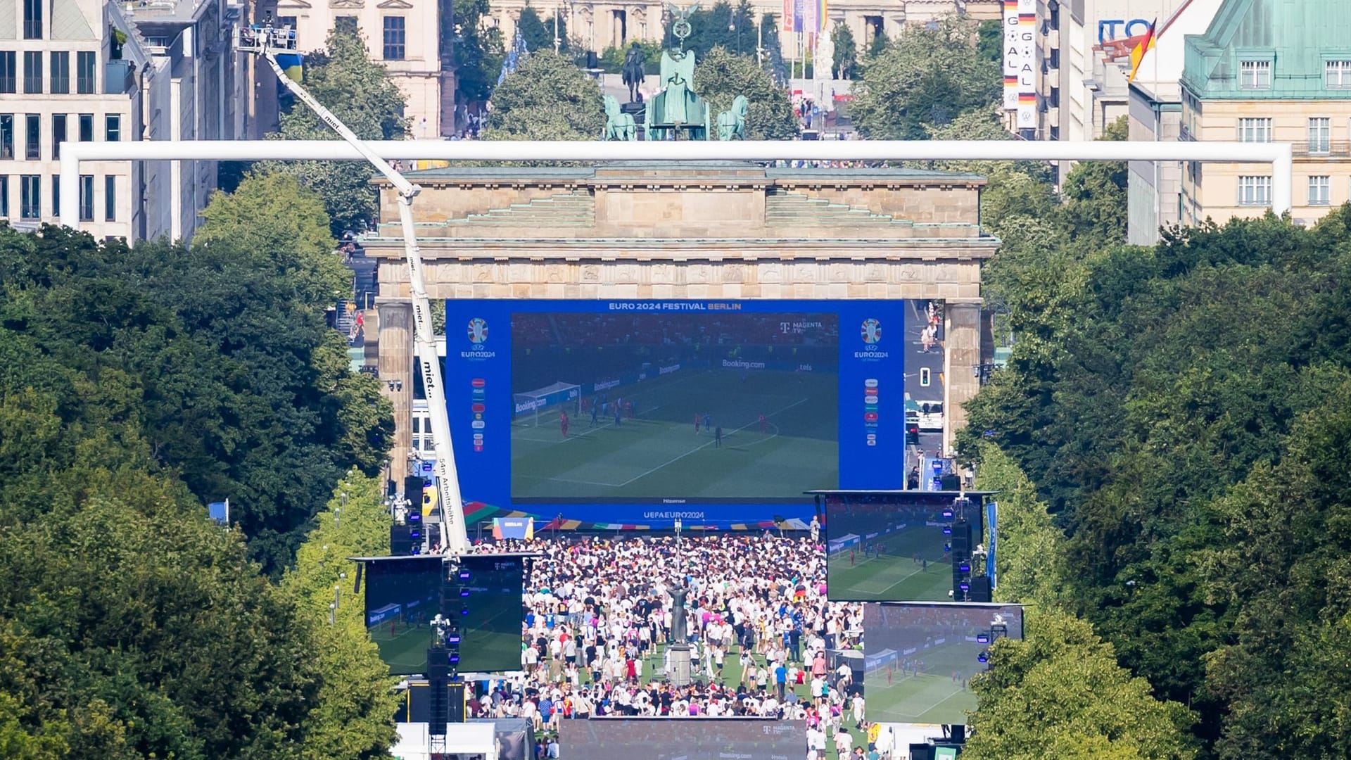 29.06.2024, Berlin: Fußball: EM, Italien - Schweiz, Finalrunde, Achtelfinale, Public Viewing Berlin, Die Fanzone am Brandenburger Tor gesehen von der Siegessäule. Die Berliner Fanzone vor dem Brandenburger Tor wird zum Achtelfinale der deutschen Fußball-Nationalmannschaft laut Angaben der Veranstalter wieder erweitert. Das Areal auf der Straße des 17. Juni erstreckt sich damit bis zur Bellevueallee