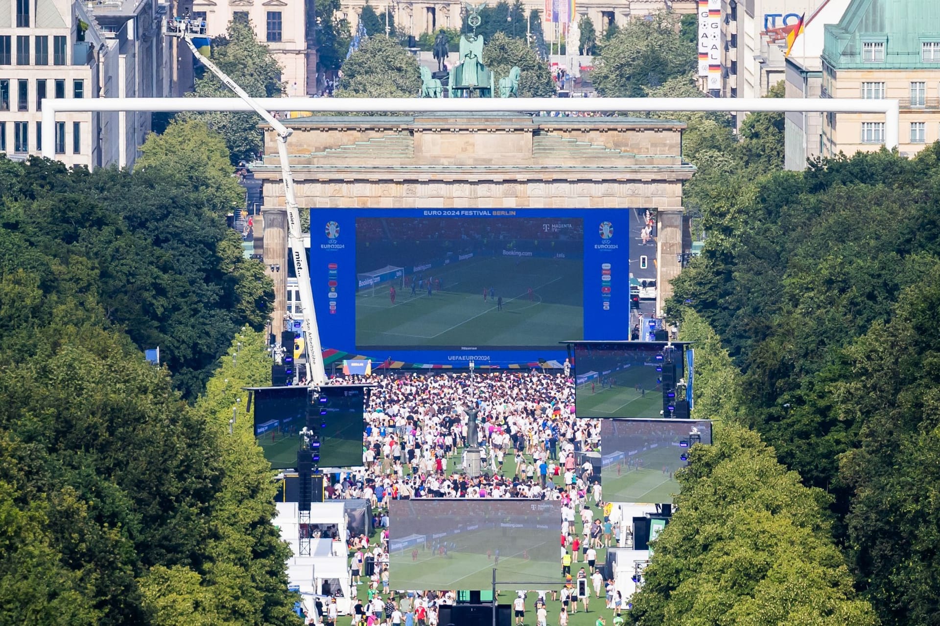 29.06.2024, Berlin: Fußball: EM, Italien - Schweiz, Finalrunde, Achtelfinale, Public Viewing Berlin, Die Fanzone am Brandenburger Tor gesehen von der Siegessäule. Die Berliner Fanzone vor dem Brandenburger Tor wird zum Achtelfinale der deutschen Fußball-Nationalmannschaft laut Angaben der Veranstalter wieder erweitert. Das Areal auf der Straße des 17. Juni erstreckt sich damit bis zur Bellevueallee