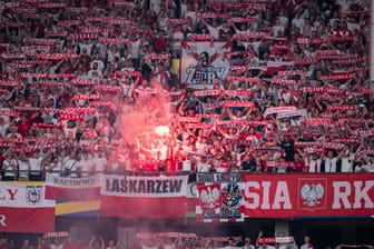 Fans der polnischen Nationalmannschaft im Berliner Olympiastadion: Am Rande des EM-Spiels kam es zu Ausschreitungen zwischen Fans und Polizei.