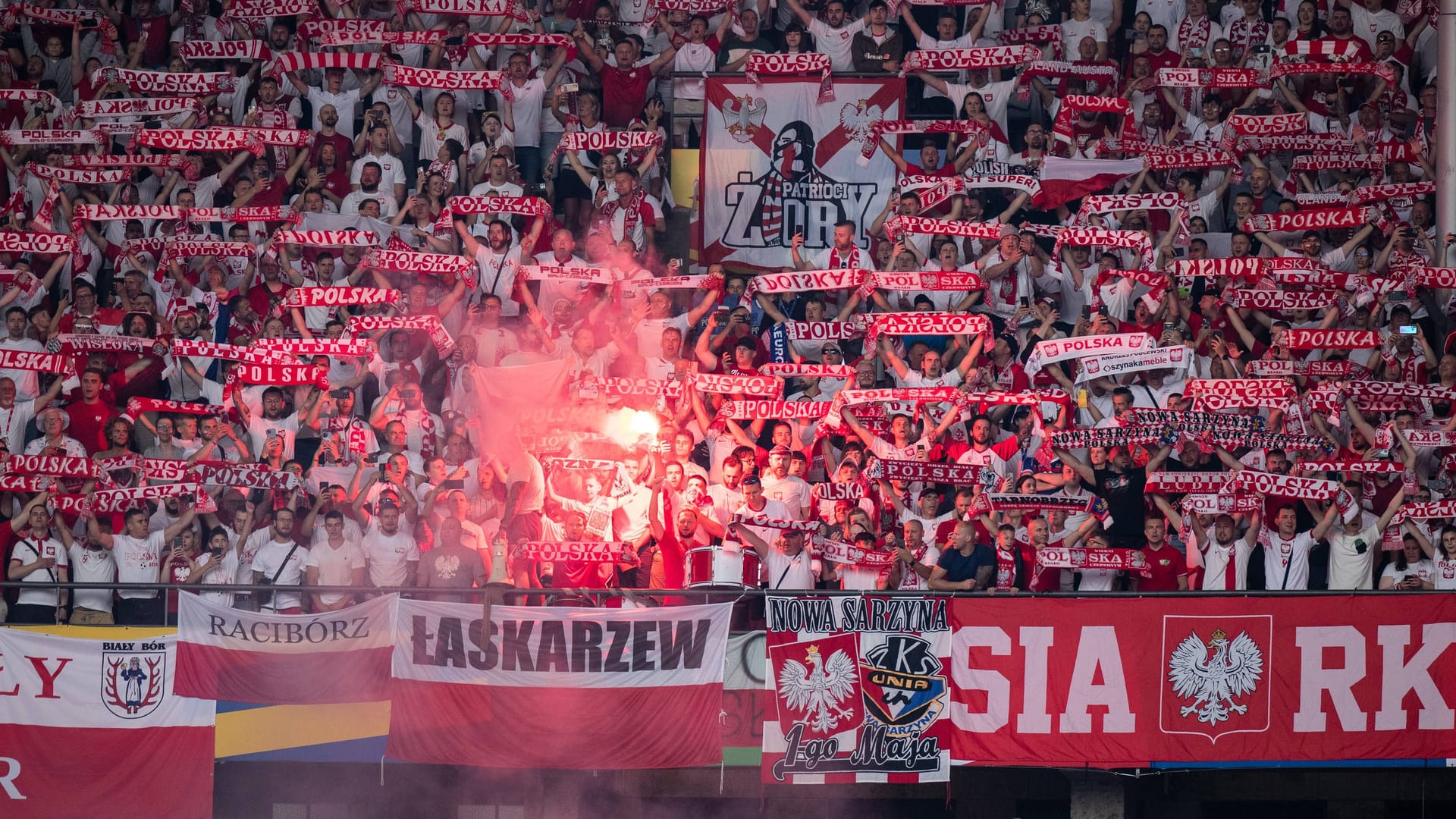 Fans der polnischen Nationalmannschaft im Berliner Olympiastadion: Am Rande des EM-Spiels kam es zu Ausschreitungen zwischen Fans und Polizei.