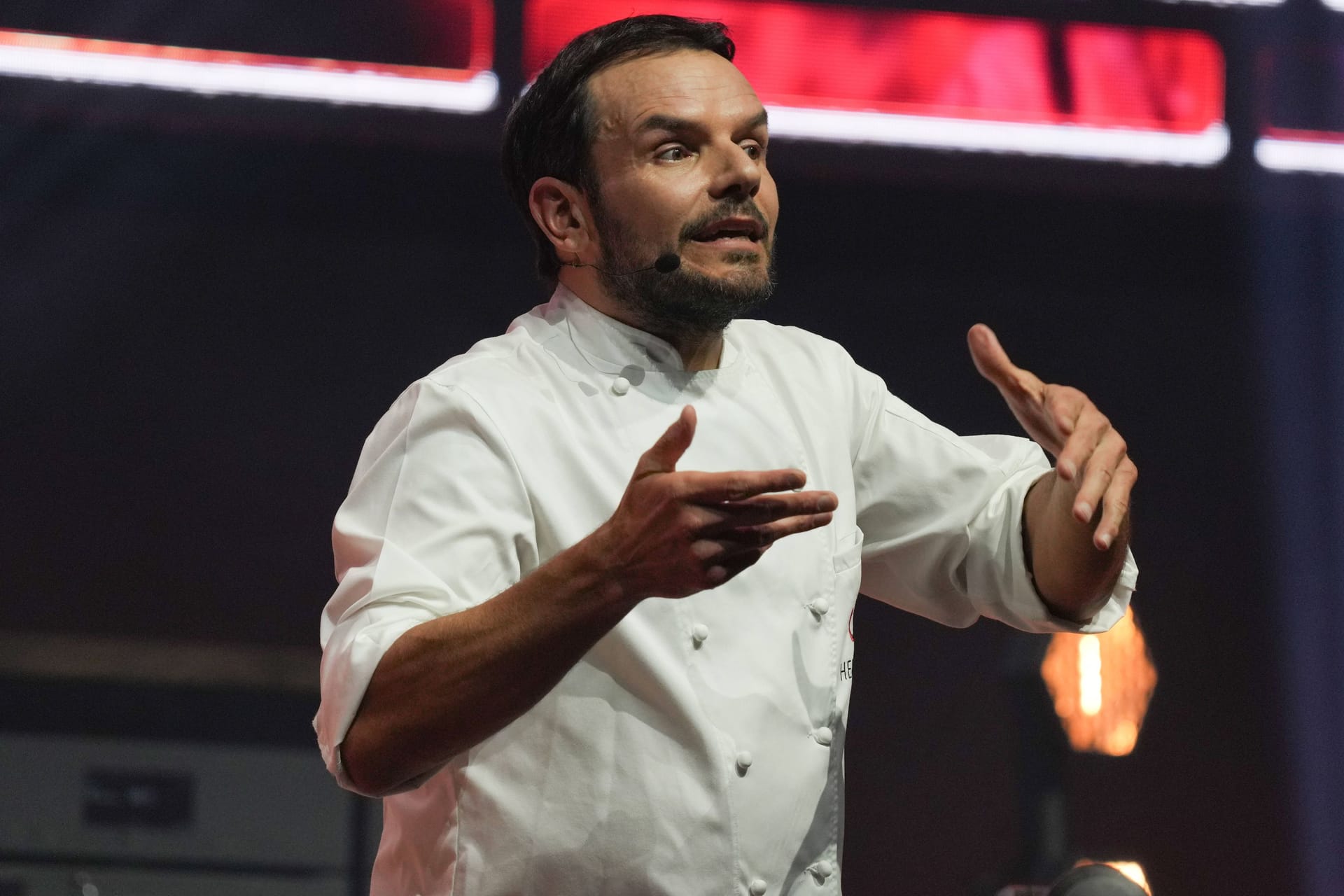 Steffen Henssler steht auf der Bühne: Vor der Kamera lief es für den Hamburger Koch zuletzt erfolgreicher als für einige Restaurants.