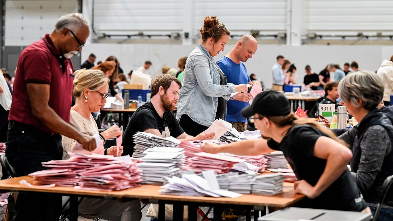 Stimmenauszählung zur Europawahl in der Messe Essen: In der Nacht wurde das vorläufige Ergebnis bekannt.