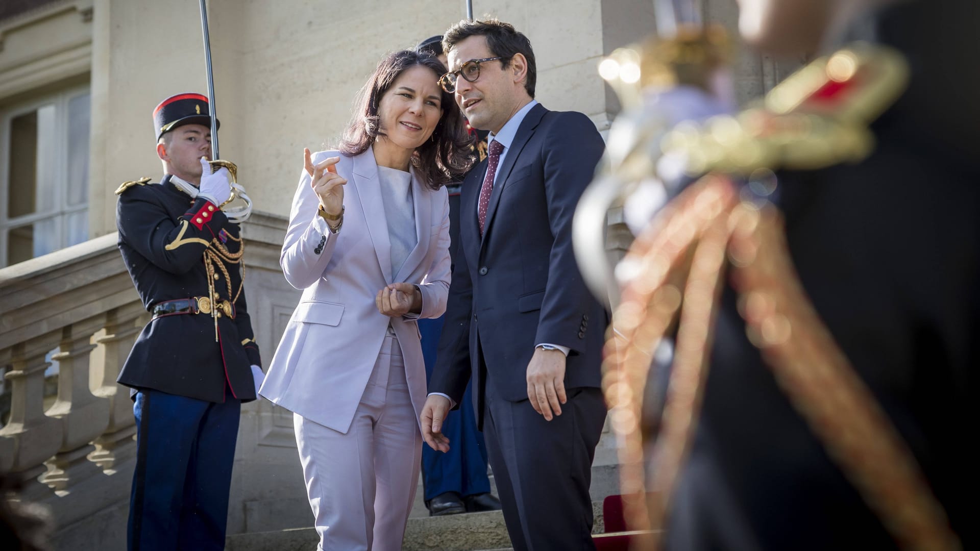 Außenministerin Annalena Baerbock wird von ihrem französischen Amtskollegen Stéphane Séjourné zu einer Geberkonferenz für den Sudan begrüßt.