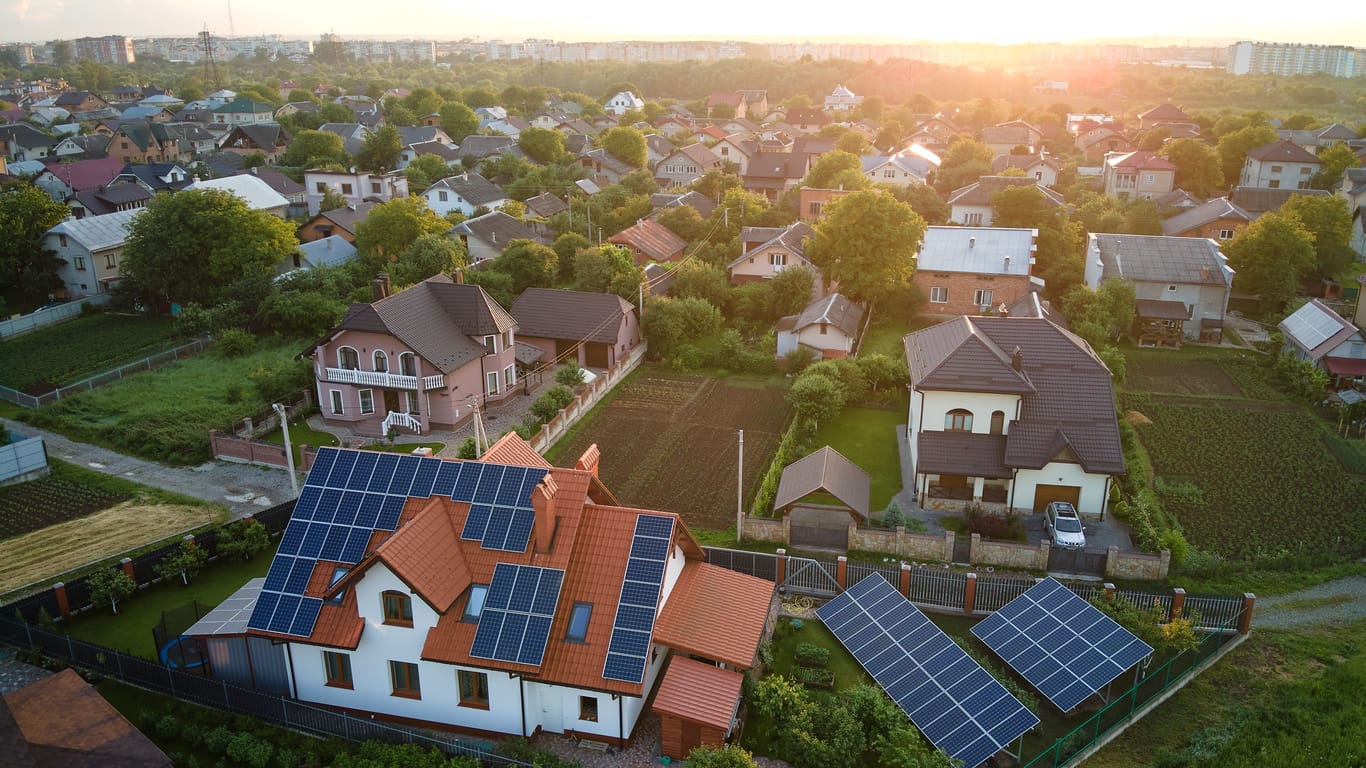 Blick über ein Wohngebiet: Der Wert einer Immobilie wird immer stärker von ihrem energetischen Zustand beeinflusst.