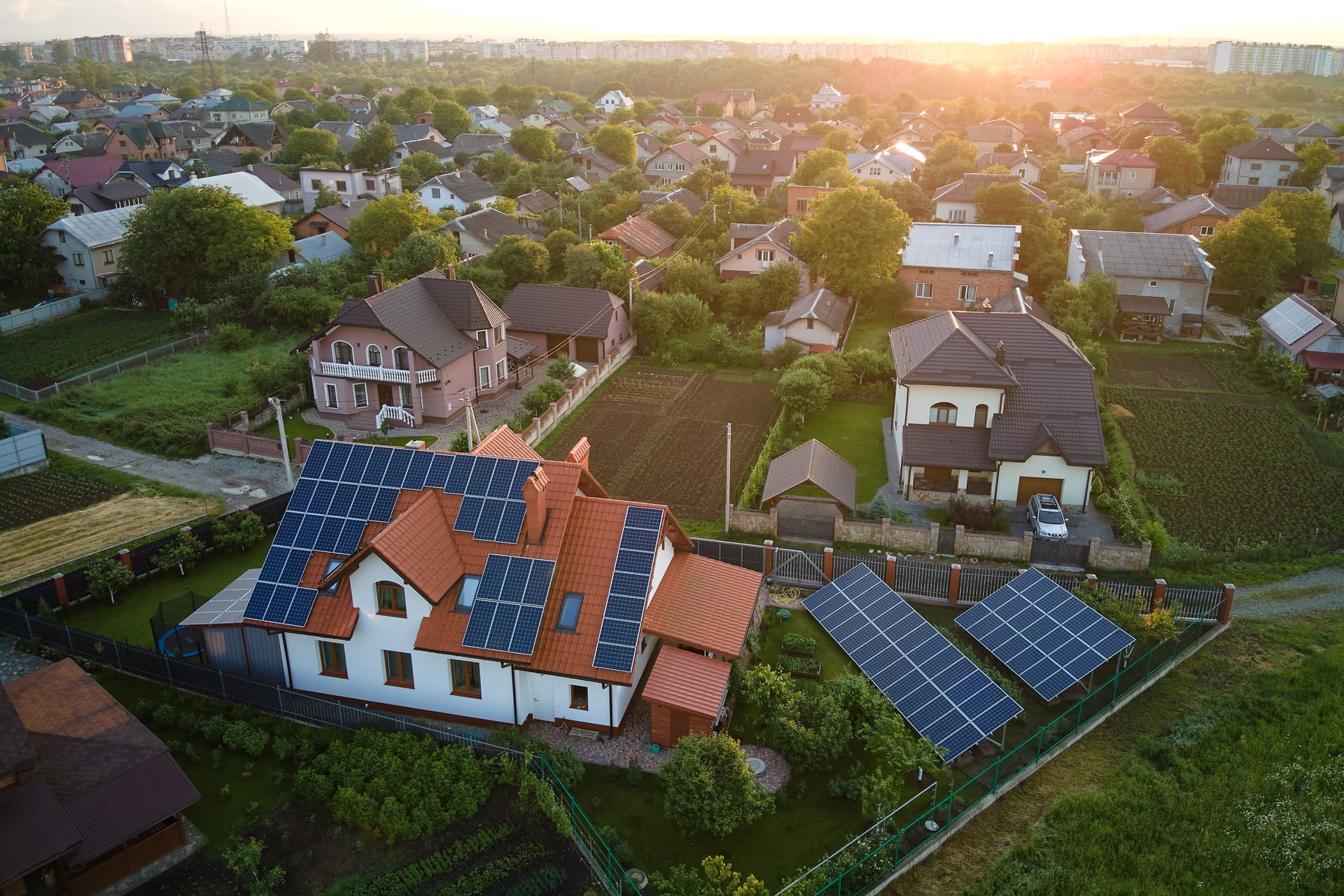 Blick über ein Wohngebiet: Der Wert einer Immobilie wird immer stärker von ihrem energetischen Zustand beeinflusst.