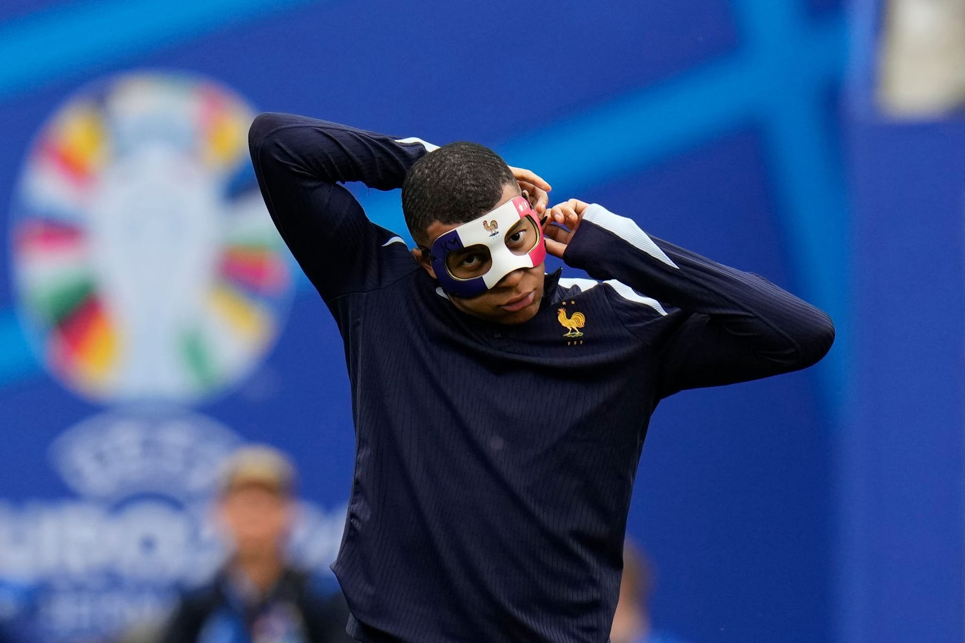 Kylian Mbappé: Der Superstar trainierte zuletzt mit einer Maske in den französischen Nationalfarben.