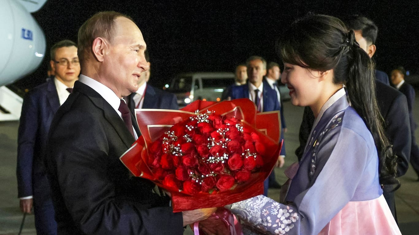 Putin wird auf dem internationalen Flughafen Pjöngjang-Sunan mit Blumen begrüßt.