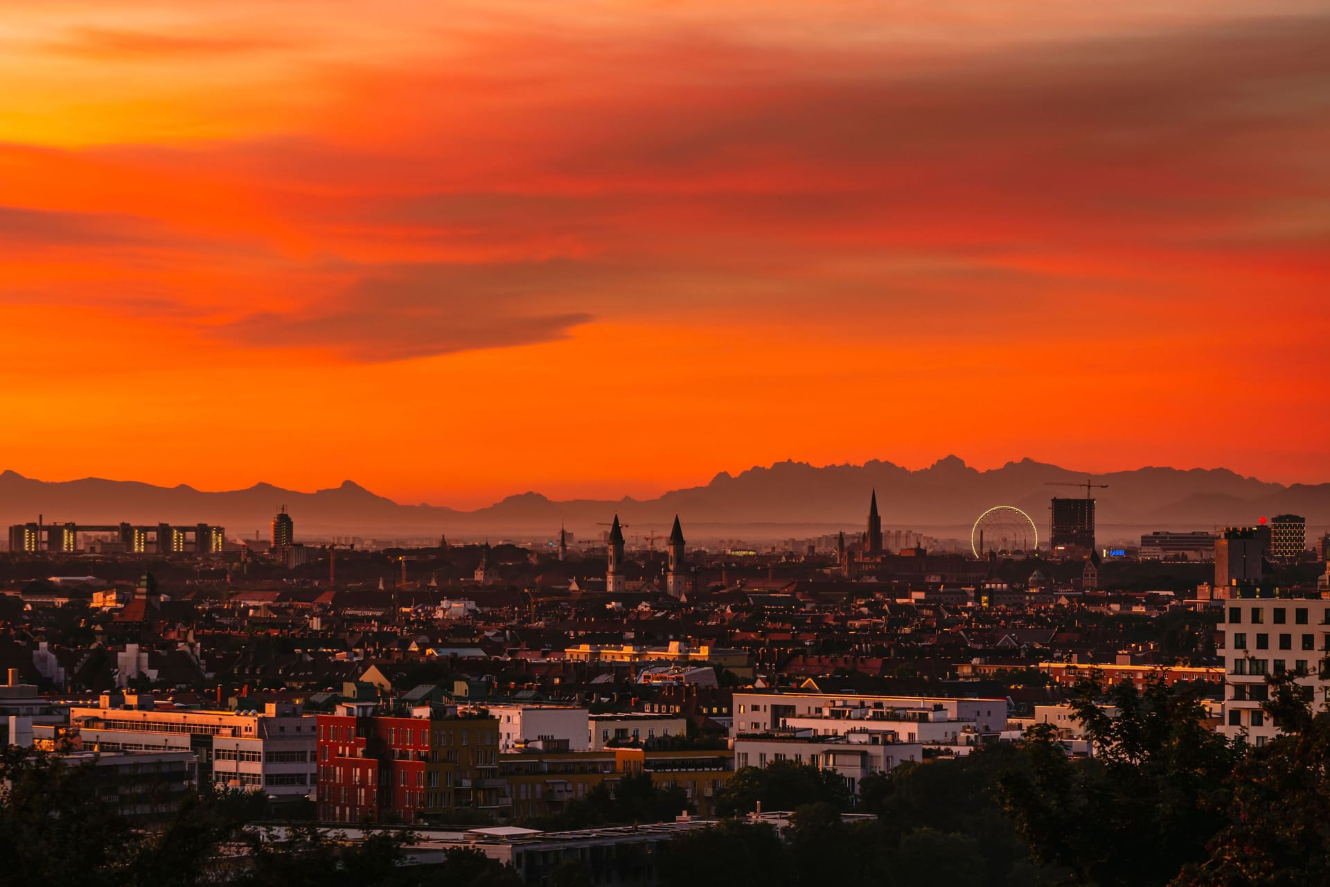 Sonnenuntergang über München (Archivbild): Ab Freitag werden die Tage wieder kürzer.