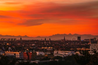 Sonnenuntergang über München (Archivbild): Ab Freitag werden die Tage wieder kürzer.