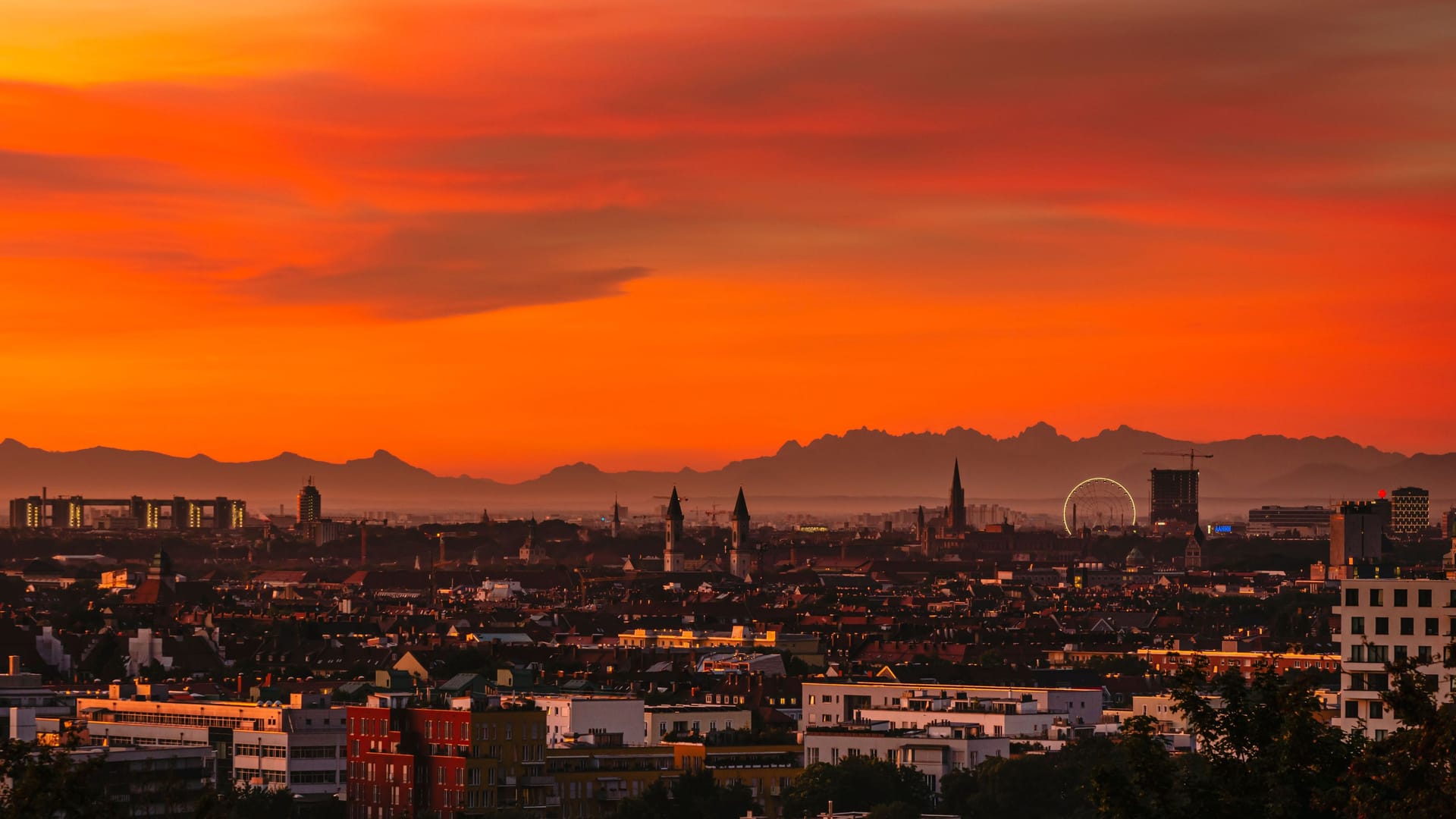 Sonnenuntergang über München (Archivbild): Ab Freitag werden die Tage wieder kürzer.