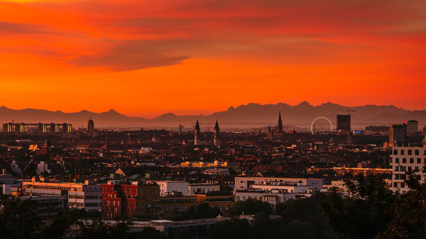 Sonnenuntergang über München (Archivbild): Ab Freitag werden die Tage wieder kürzer.