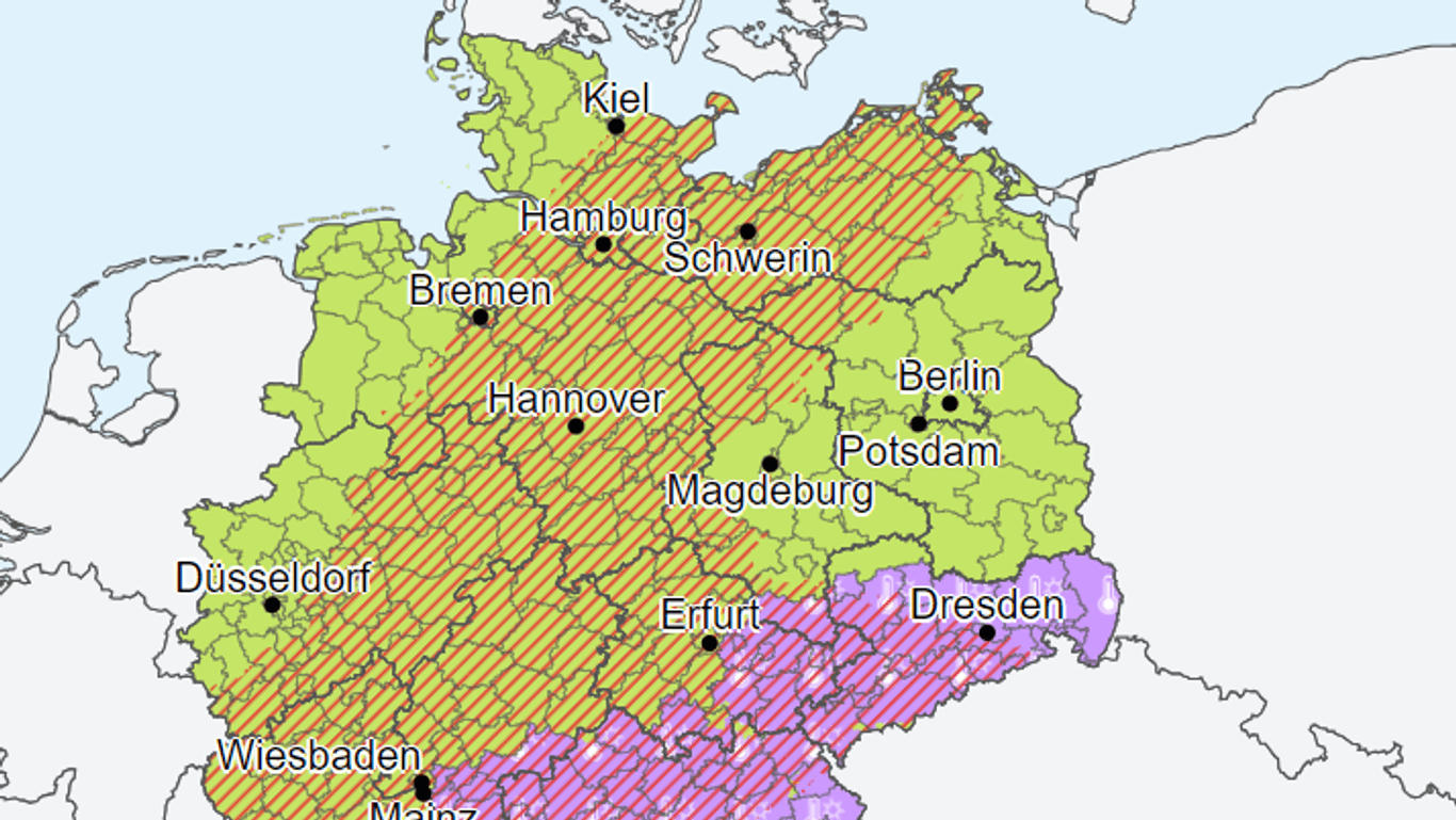 Vorhersage des Deutschen Wetterdienstes von 16 Uhr. Streifen kündigen Unwetter an, lila steht für Hitzewarnungen. Orange ist "markantes Wetter".