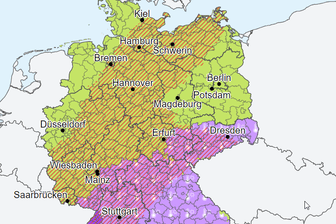 Vorhersage des Deutschen Wetterdienstes von 16 Uhr. Streifen kündigen Unwetter an, lila steht für Hitzewarnungen. Orange ist "markantes Wetter".