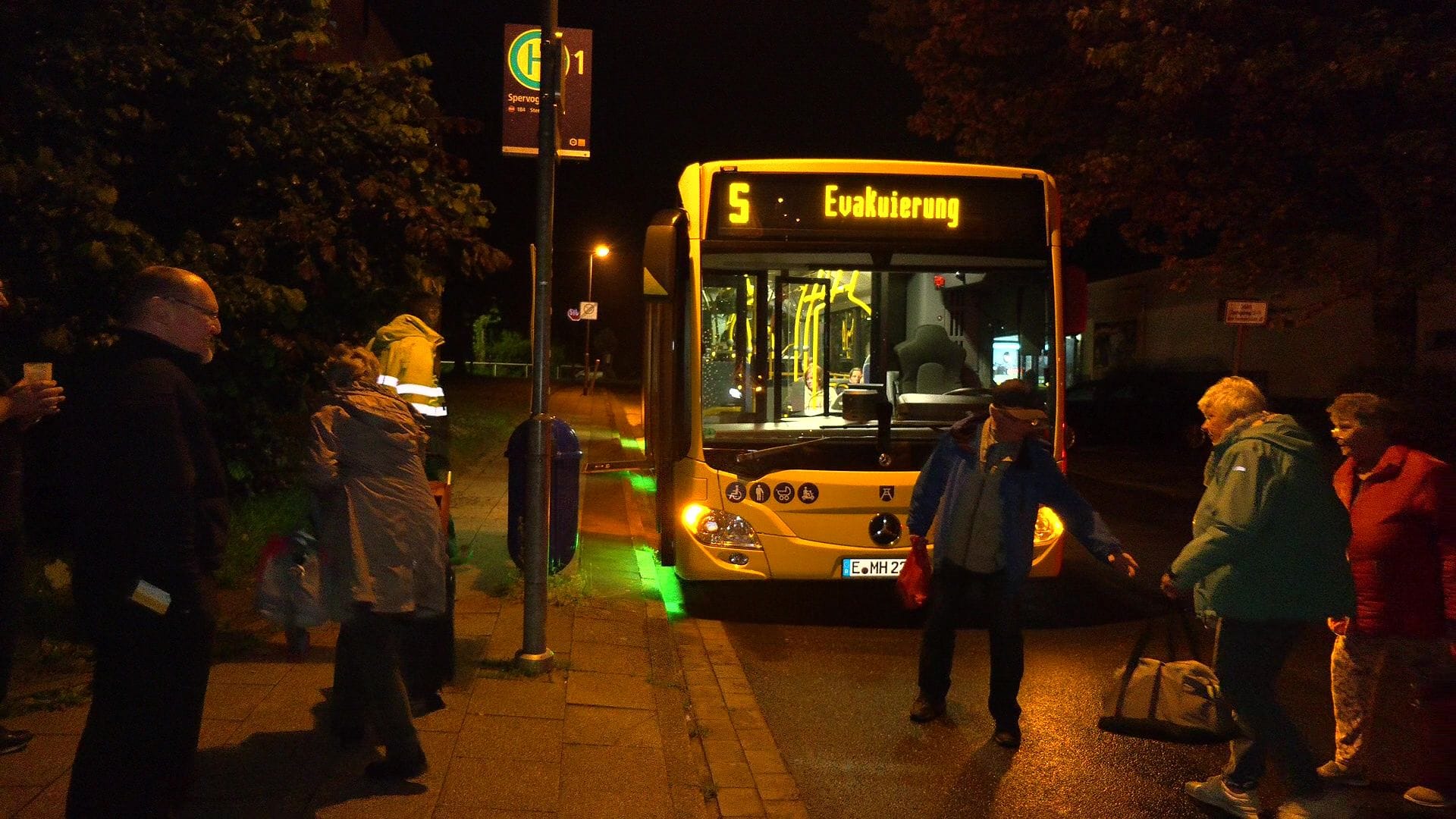 Mitten in der Nacht mussten die Bewohner aus ihren Wohnungen: Busse transportieren sie zur Unterkunft.