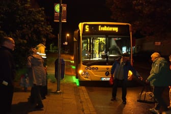 Mitten in der Nacht mussten die Bewohner aus ihren Wohnungen: Busse transportieren sie zur Unterkunft.