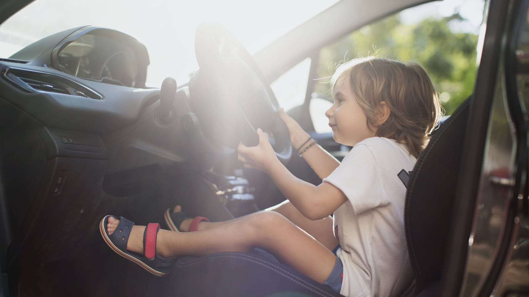 Altı yaşındaki çocuk arabasıyla anaokuluna girdi