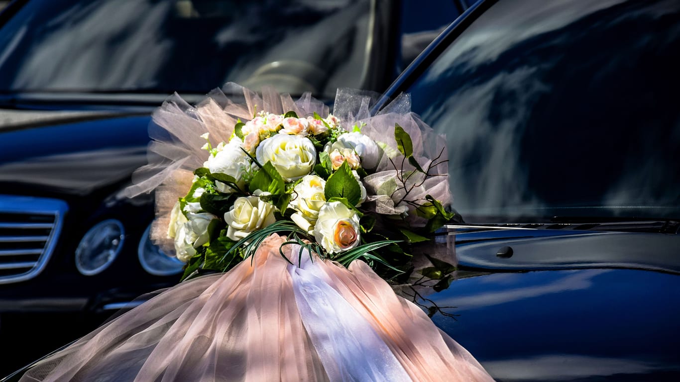 Autos mit einem Hochzeitsbouquet: Freude darf sich auch beim Fahren zeigen, der Verkehr aber nicht behindert werden.