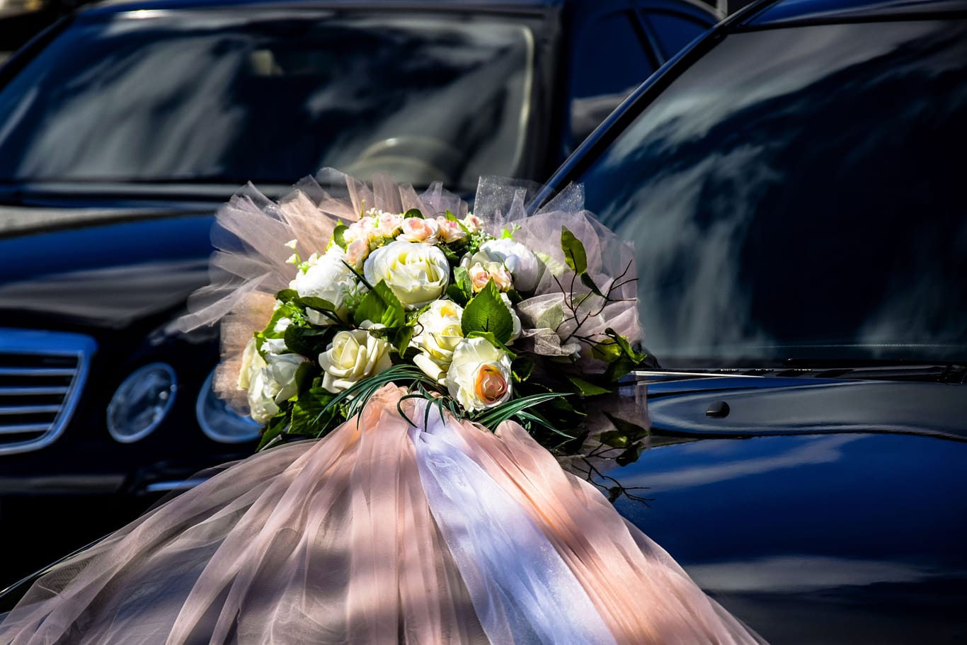 Autos mit einem Hochzeitsbouquet: Freude darf sich auch beim Fahren zeigen, der Verkehr aber nicht behindert werden.