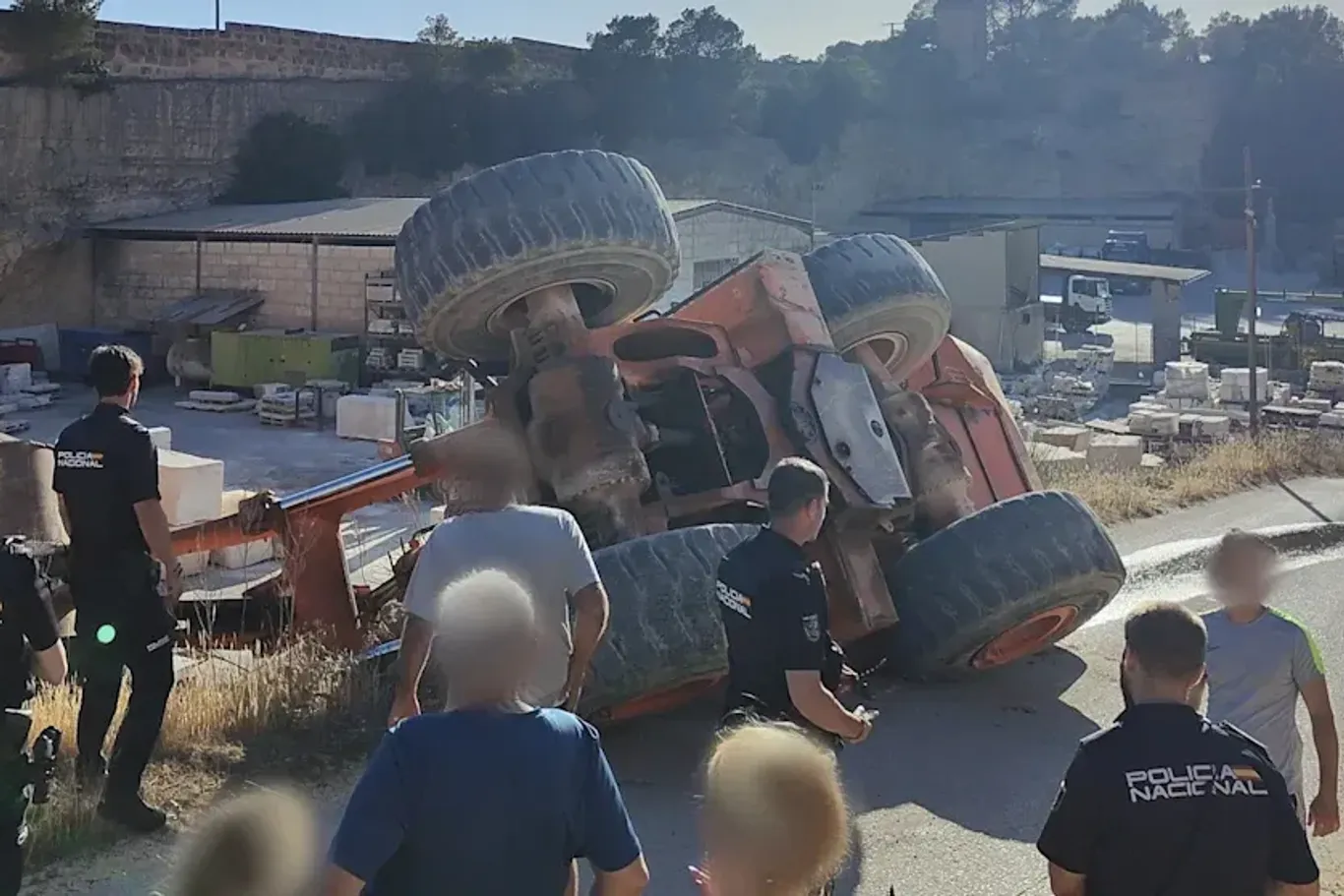 Bagger liegt auf der Seite: Ein Tourist hat auf Mallorca einen 22 Tonnen Bagger geklaut.
