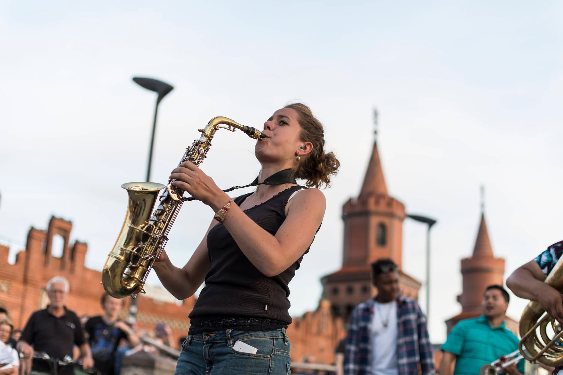 Saxophonistin spielt vor der Oberbaumbrücke (Archivbild): Zum Fête de la Musique sind in der ganzen Stadt kostenlose Aufritte.