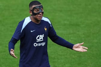 Kylian Mbappé: Der Stürmer der Franzosen muss wegen einer gebrochenen Nase mit einer Maske spielen.