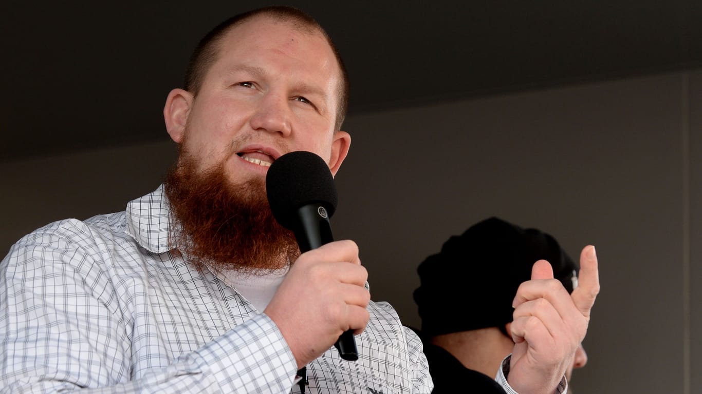 Pierre Vogel bei einer Demonstration in Duisburg (Archivbild): Auf TikTok werden neue Zielgruppen erreicht.