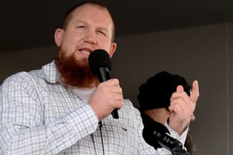 Pierre Vogel bei einer Demonstration in Duisburg (Archivbild): Auf TikTok werden neue Zielgruppen erreicht.