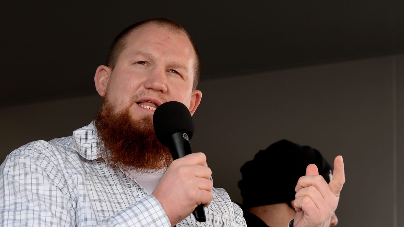 Pierre Vogel bei einer Demonstration in Duisburg (Archivbild): Auf TikTok werden neue Zielgruppen erreicht.