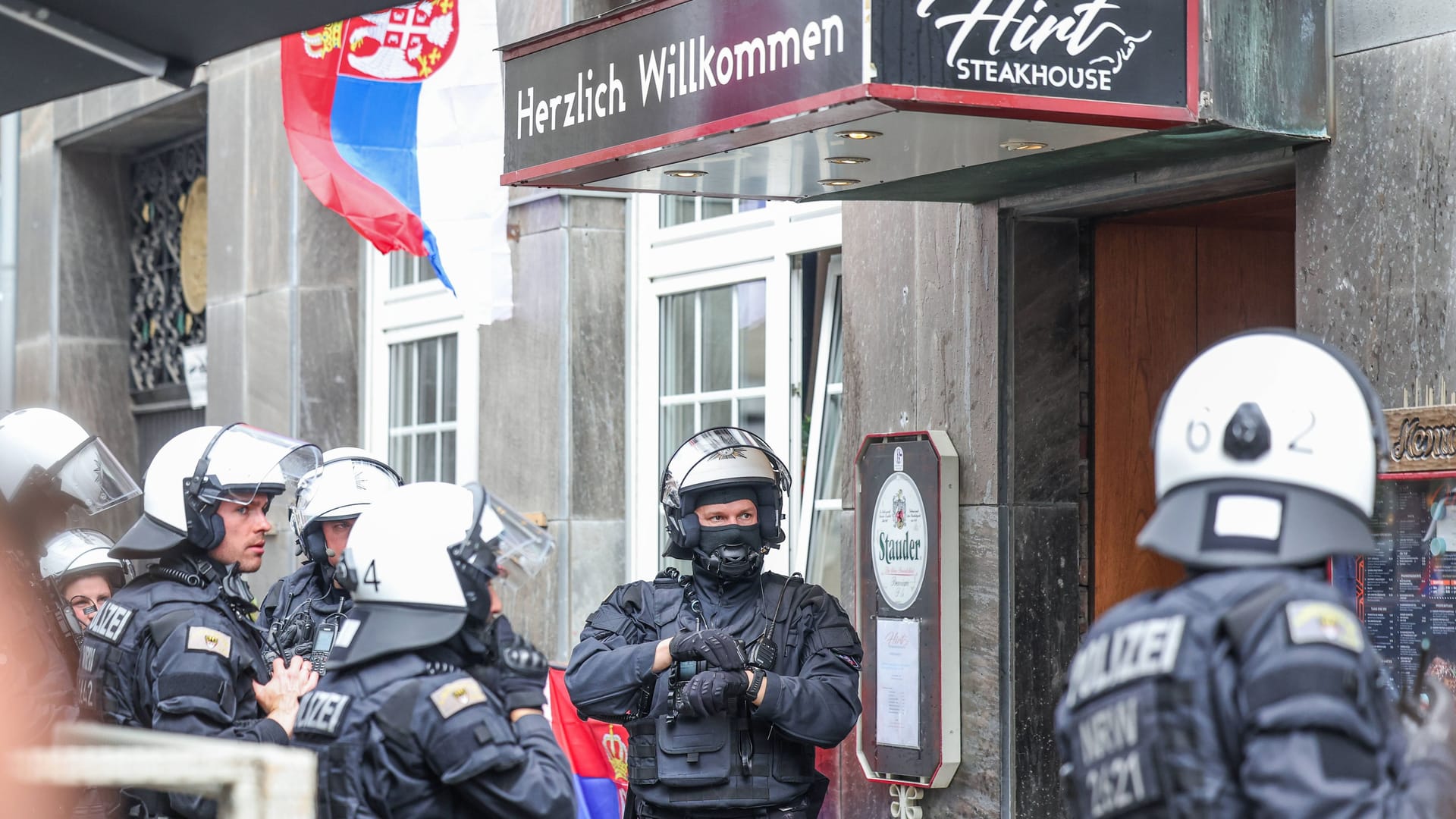 Die Polizei war schnell vor Ort: Bislang konnten die Beamten noch keine genauen Aussagen zu den Auseinandersetzungen machen.