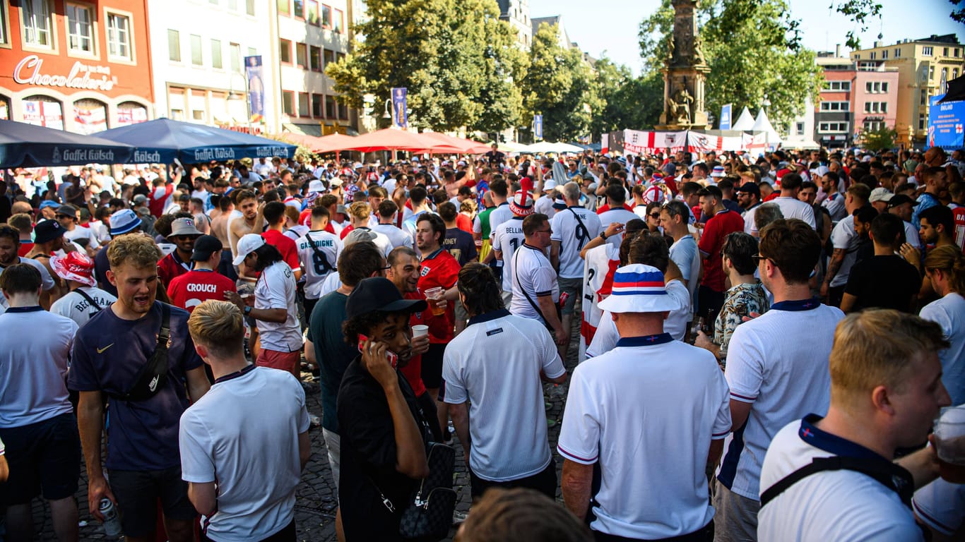 Fanfest von Engländern und Slowenen in Köln vor dem Anpfiff: Die Polizei zieht eine insgesamt positive Bilanz.