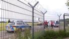 Polizei steht auf einem Rollfeld des Hamburger Flughafens: Eine betriebsfremde Person hat den Luftverkehr am Sonntag kurzzeitig gestoppt.