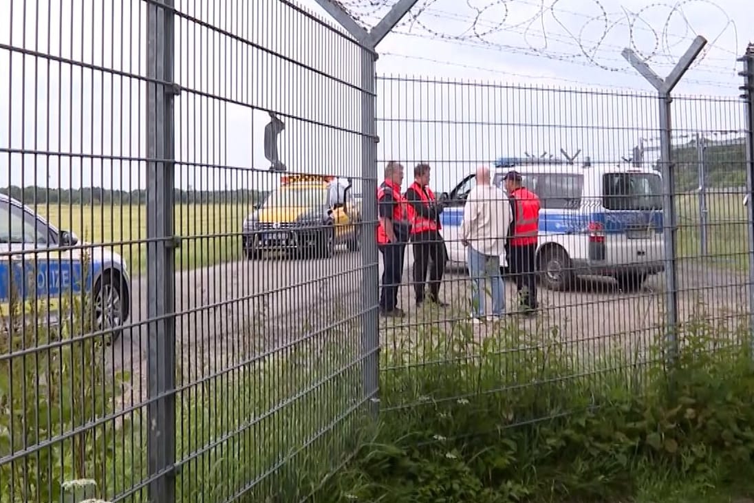 Polizei steht auf einem Rollfeld des Hamburger Flughafens: Eine betriebsfremde Person hat den Luftverkehr am Sonntag kurzzeitig gestoppt.