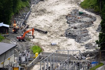Unwetter in der Schweiz: Drei Menschen werden nach einem Erdrutsch vermisst.